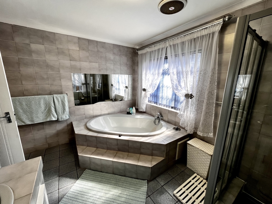 4 Bedroom Property for Sale in Van Der Hoff Park North West